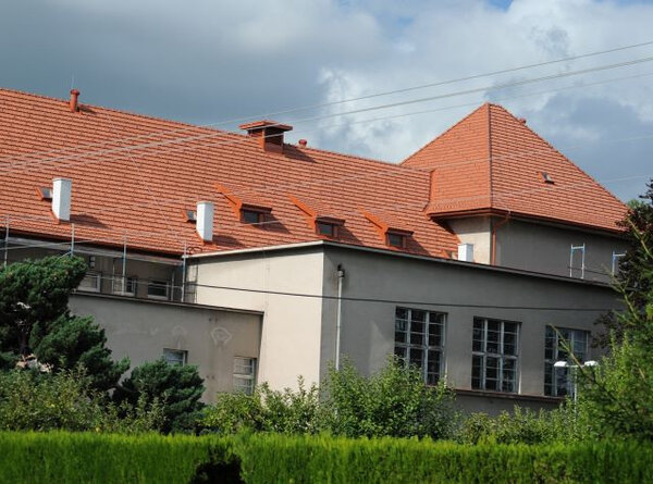 Na střeše sokolovny nyní září nové Brněnky Tondach (nový název Renoton 14). | © Miroslav Vízek