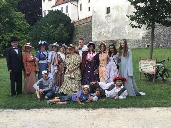 Loňská skupina dobrovolníků v historických kostýmech na zámku v Telči
