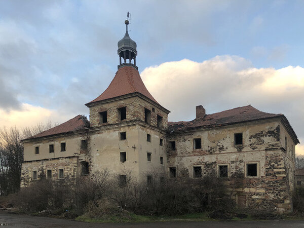 Původně gotická tvrz postavená rytíři z Mirošovic koncem 15. století představuje dvoupatrovou budovu s věží a valbovou střechou.