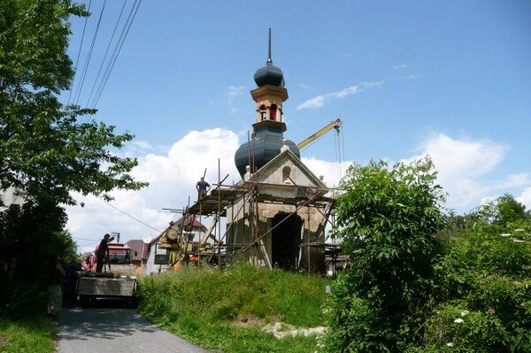 Kaple Tří otců v Mikulášovicích se dočkala nové střechy s masivní kopulí.
