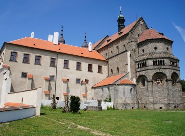Zámek (bývalý klášter) v Třebíči s bazilikou sv. Prokopa, která je zapsaná společně s židovským ghettem a hřbitovem v Třebíči na Seznam UNESCO.