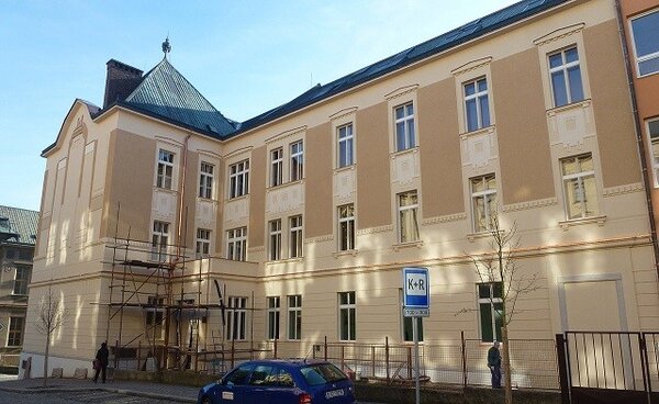 Celkový pohled na budovu gymnázia při demontáži lešení
