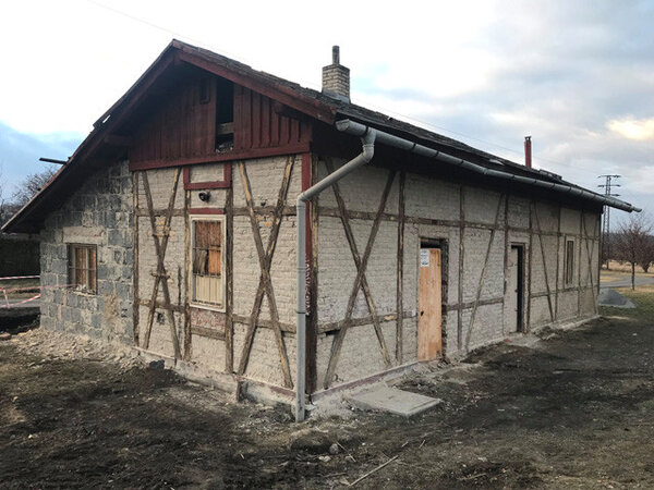 Hrázděný objekt bývalého nádraží pochází z roku 1875.