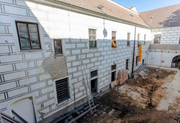 Pohled na práce na nádvoří zámecké lékárny