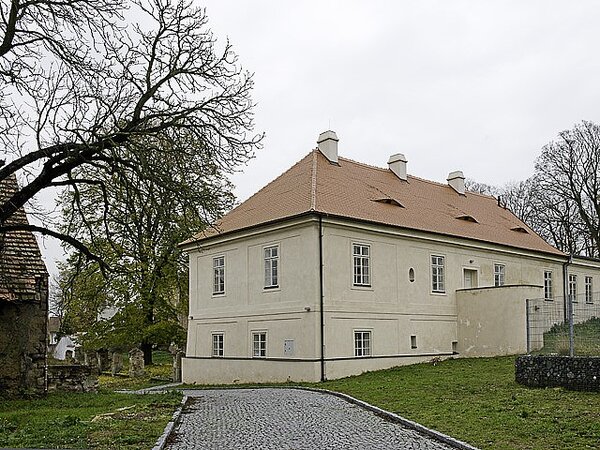 Pohled na obnovené zámecké křídlo, ve kterém sídlí Muzeum včelařství.