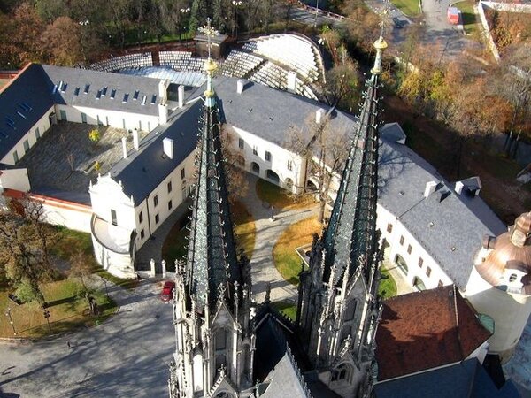 Letecký pohled na Václavské náměstí v Olomouci s budovami Arcidiecézního muzea.
