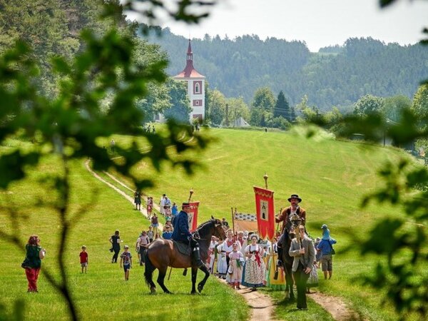 Božítělové procesí připomíná lidové tradice.