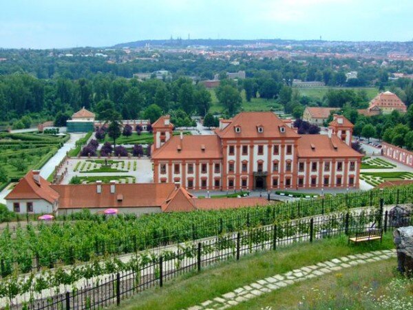 Pohled na Trojský zámek od kaple sv. Kláry. Tato významná pražská památka je kvůli povodni uzavřena.  