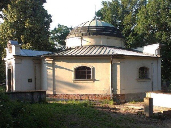 Hrobka rakouské spisovatelky Marie von Ebner-Eschenbach se postupně rekonstruuje díky neziskové organizaci Czech National Trust a Zlínskému kraji.