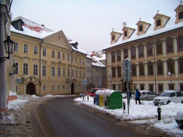 Cyklus přednášek O památkách trochu jinak 2012 se bude konat v galerii Ledeburského paláce (na snímku vlevo) na Malé Straně. 