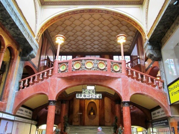 Palác Lucerna vznikal ve dvou etapách, první do Vodičkovy ulice byla dokončena v roce 1908, druhá do Štěpánské ulice až po válce.