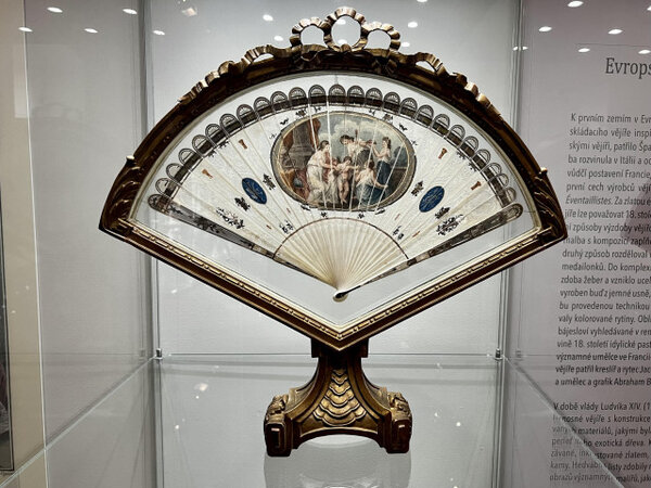Brisé vějíř, Anglie, Angelika Kauffmann (?), 1770-1780, malba technikou akvarelu, hedvábí, kov, soukromá sbírka