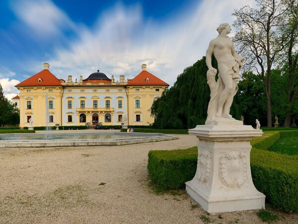 Zrestaurované sochy jsou opět ozdobou zámeckého parku.