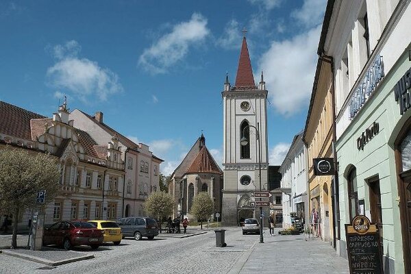 Blatná není známa jenom vodním zámkem, ale i historickým centrem s kostelem a Městským muzeem.