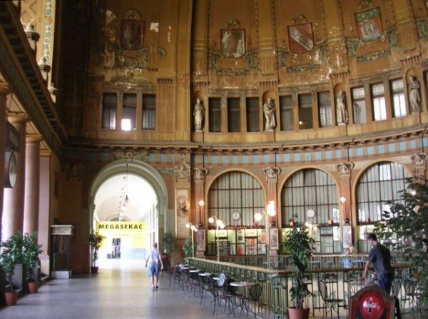 Fantova kavárna byla původně odjezdová hala, dnes slouží jako místo k posezení a jako památka na architekta historické budovy nádraží Josefa Fantu.