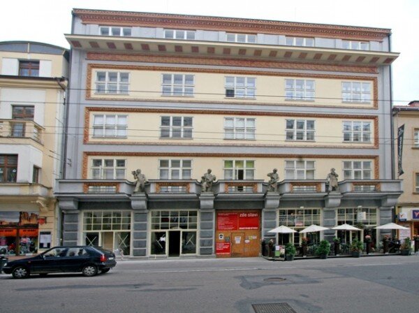 Pasáž navrhl architekt Ladislav Machoň ve 20. letech 20. století ve stylu art deco.