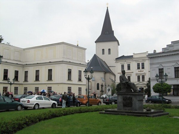 Karviná-Fryštát: Na snímku je zachycen zámek se sochou T.G. Masaryka , v pozadí je pak kostel Povýšení sv. Kříže, kde byly objeveny vzácné gotické fresky. 