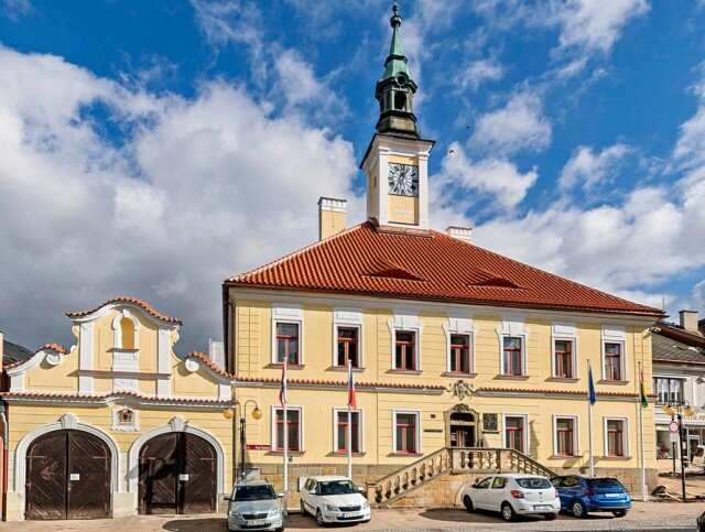 Klasicistní budova radnice v Žamberku s novými Velkými prejzy Tondach
