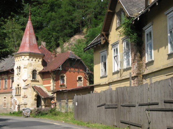 Památkovou hodnotu lázní Kyselka představuje především urbanistické řešení všech objektů v obci.   