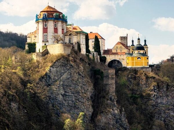 V první etapě rekonstrukce střech zámku Vranov nad Dyjí získá nové bobrovky Tondach Sál předků a východní křídlo památky.