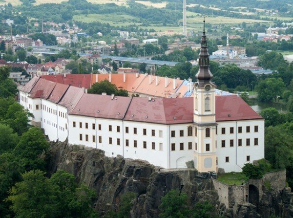 Součástí semináře Zámky, hrady, kláštery a tvrze bude také komentovaná prohlídka zámku v Děčíně. 