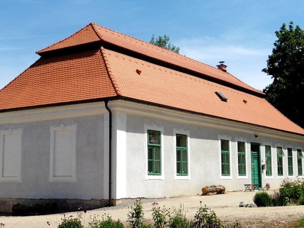 Nová střecha s bobrovkami od společnosti Tondach na hospodářském stavení u zámku Karlova Koruna | © Miroslav Vízek