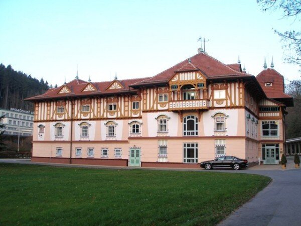 Jedním z realizovaných projektů v Luhačovicích je Jurkovičův dům z roku 1822 přestavěný Dušanem Jurkovičem v letech 1901 až 1902.
