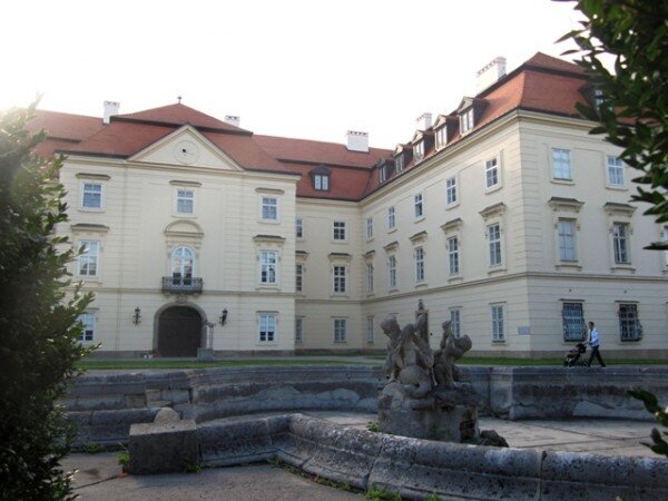 Na zámku Napajedla poničila voda z prasklého potrubí 13 apartmánů, poškodila elektroinstalaci i požární signalizaci. Škody se odhadují na 900 tisíc korun.  