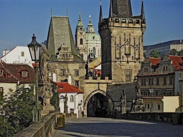 Přednáška Klubu Za starou Prahu se bude konat v Juditině věži (levá věž) na Karlově mostě. V bílém domě před věží funguje stejnojmenné specializované knihkupectví.
