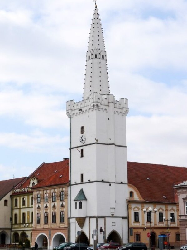 Gotická radniční věž je se svými 53,7 metry nejvyšší budovou města Kadaně (archivní foto).