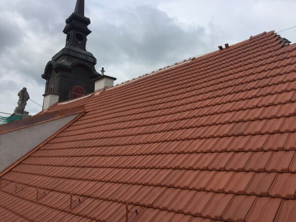 Nová střecha chrudimské radnice s taškami Brněnka 14 značky Tondach