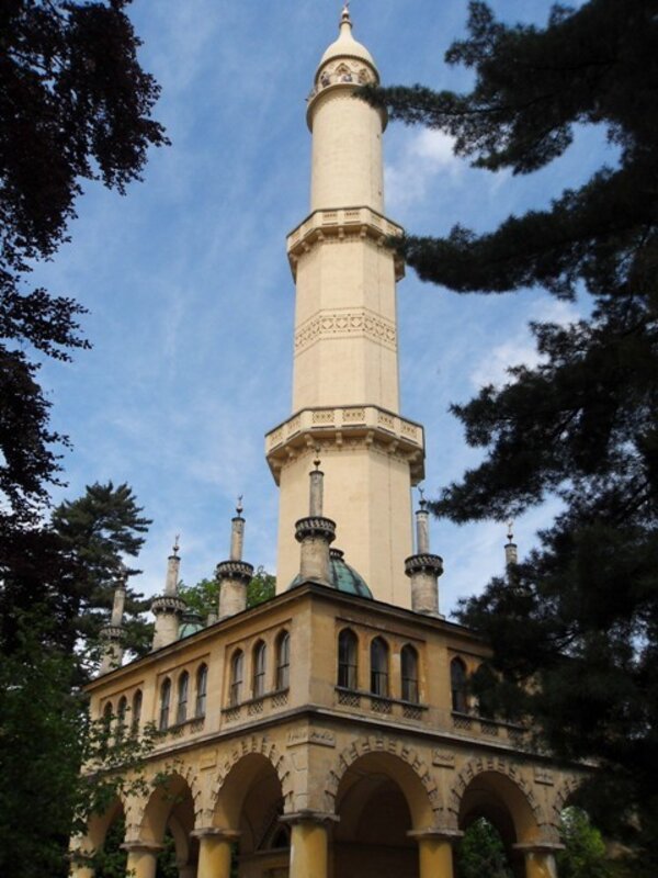 Minaret v zámeckém parku měří 60 metrů. Jeho podlahy a zdi jsou zdobeny mozaikami a freskami s arabskými motivy a citacemi z Koránu.