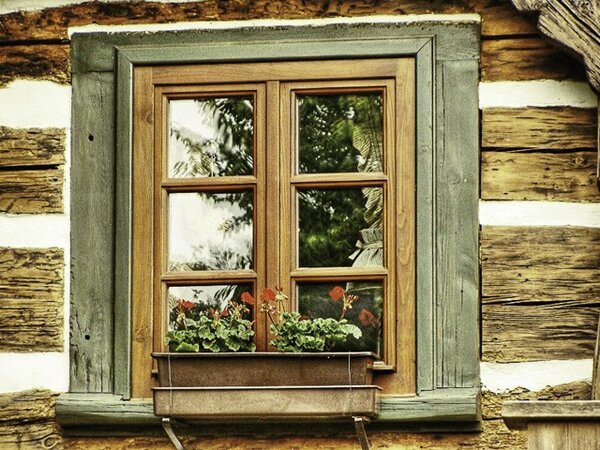 Rekonstrukcí původních objektů lidové architektury se zabývá oceněný truhlář a tesař Josef Břečka.