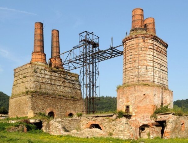Na bývalé vápence v Závratci je speciální typ komínů, které jsou umístěny na tělesech pece. Dnes je vápenka zrekonstruovaná a sídlí v ní muzeum. 