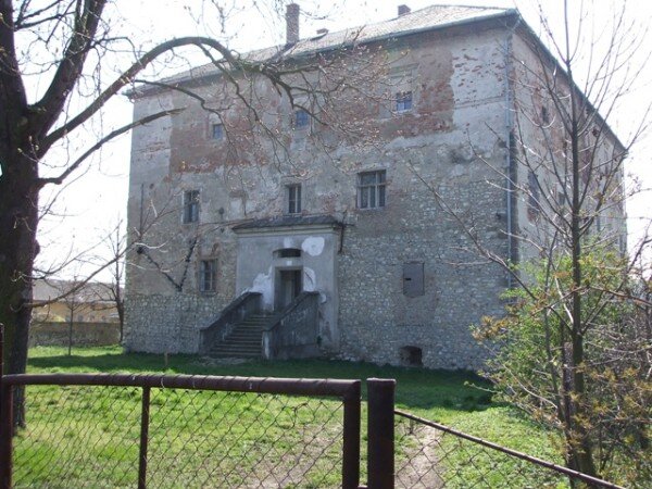O tvrz v Kurovicích se stará a od roku 2006 ji opravuje Sdružení pro záchranu a obnovu tvrze Kurovice. 