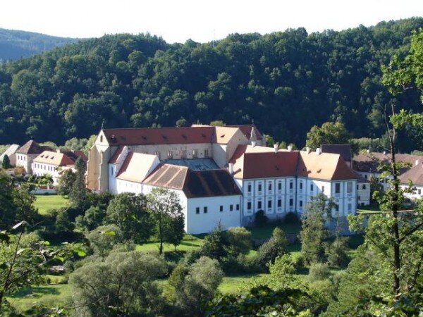 Skokanem roku 2013 mezi objekty ve správě Národního památkového ústavu byl klášter Zlatá Koruna, který zaznamenal padesátiprocentní nárůst zájmu.