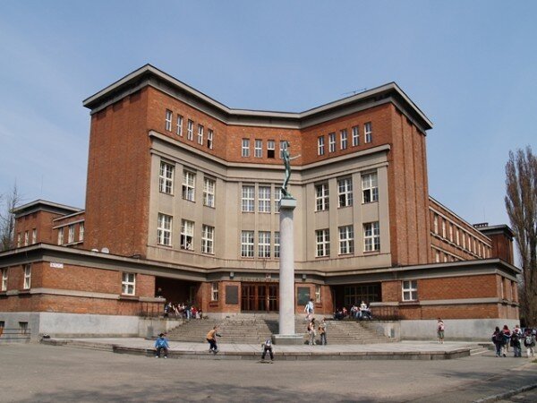 Budova královéhradeckého Gymnázia J. K. Tyla byla postavena podle návrhu architekta Josefa Gočára. 