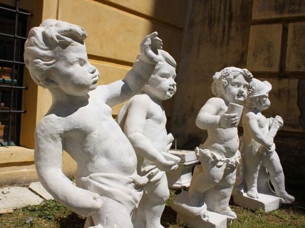 Barokní sochy putti symbolizují čtyři roční období