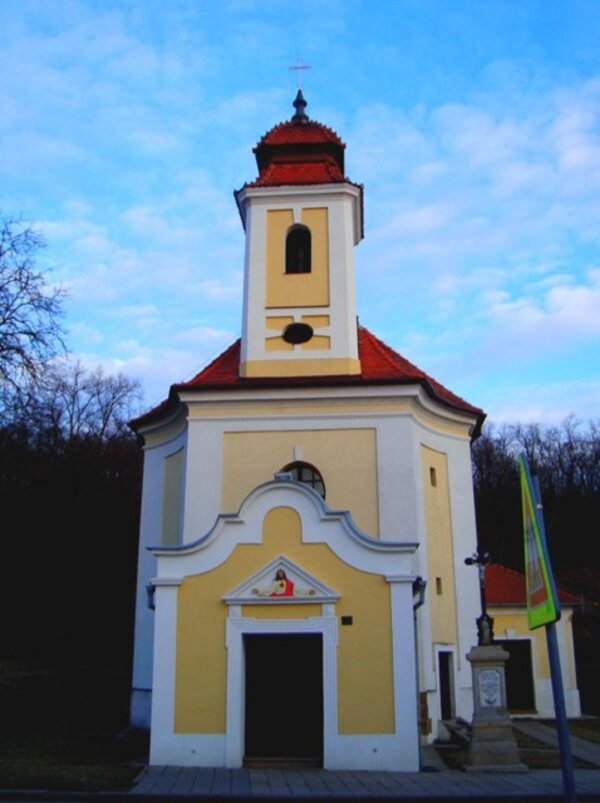 Barokní kostel Narození Panny Marie v Neslovicích je dominantou obce. 