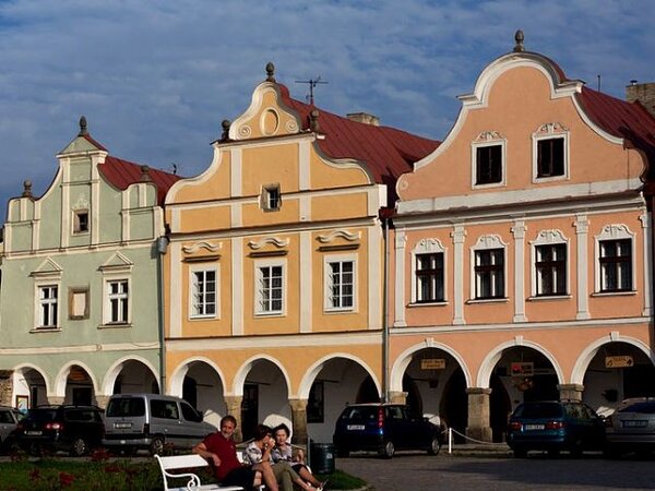 Citlivá volba barev pro fasády měšťanských domů je patrná na náměstí Zachariáše z Hradce v Telči.