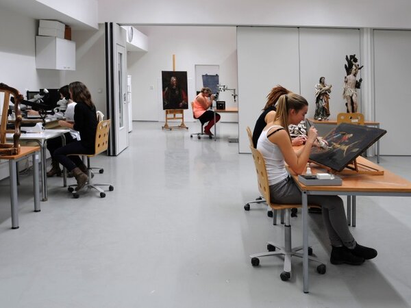 Studenti Vyšší odborné školy restaurátorské v Brně při restaurátorském průzkumu a konzervátorském zásahu ve školních ateliérech.