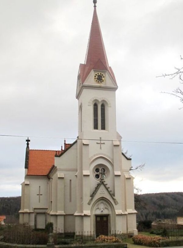 Mezi nově zapsanými památkami je také novogotický kostel Narození Panny Marie v Ročově.