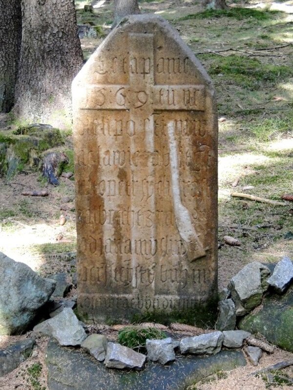 Smírčí kámen u obce Vojtěchov připomíná násilnou událost z roku 1569.