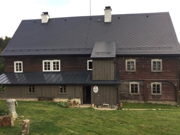 Budova Staré školy čp. 136 je podstávkový, částečně roubený objekt z poloviny 18. století.