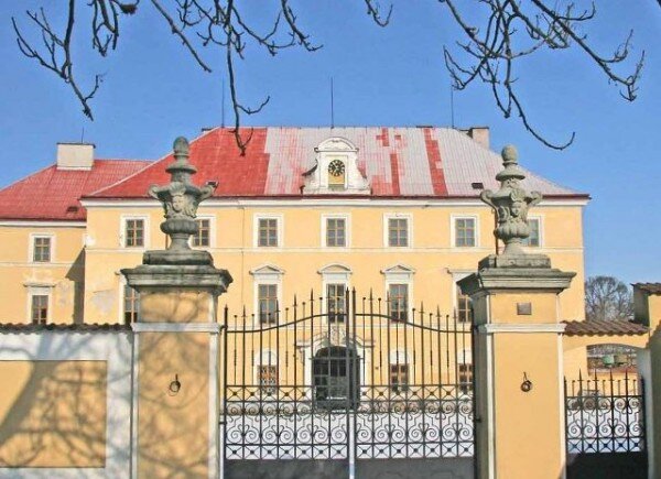 Ve Zdechovickém zámku chce obec zřídit domov důchodců, jehož kapacita by byla 40 až 50 seniorů. 