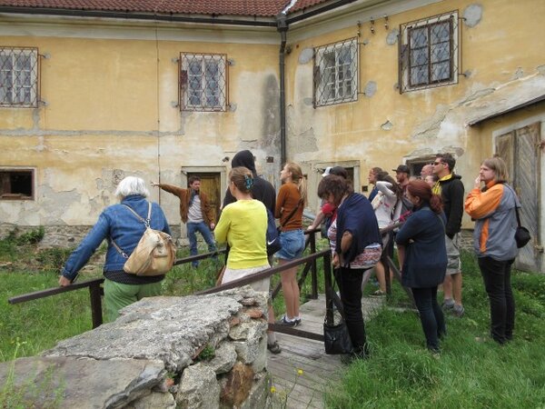 Účastníci kurzu památkové péče při exkurzi na zámku Vimperk