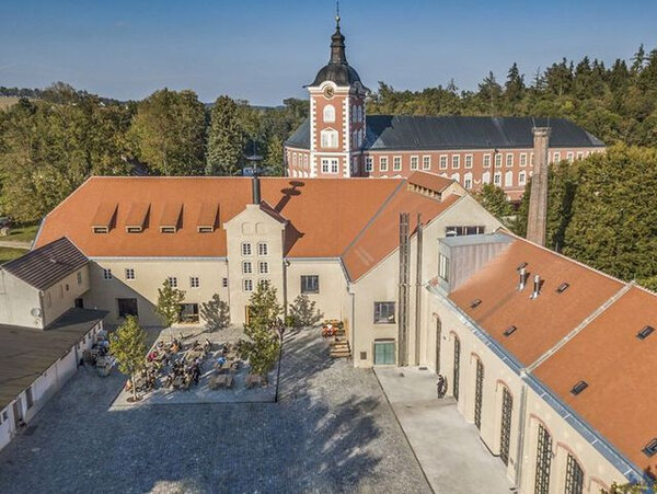 Celkový pohled na zrekonstruované střechy kamenického pivovaru s Bobrovkami Tondach
