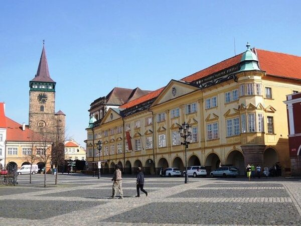 Dominantami městské památkové rezervace Jičína jsou Valdická brána a Valdštejnský zámek.