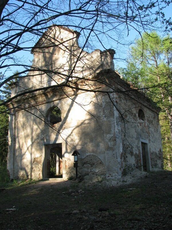 Příběh kaple sv. Anny u Pelhřimova, kterou zachraňují dobrovolníci z Občanského sdružení Zelené srdce, je součástí výstavy Zapomenutí svědkové – necháme to tak? 