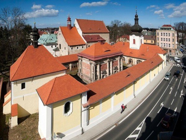 Loreta v Rumburku – celkový pohled na kostel sv. Vavřince, Svatou chýši a ambit. 